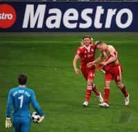 FUSSBALL  International CHL 09/10 : Anatoliy Tymoshchuk, Ivica Olic (v. li., FCB)