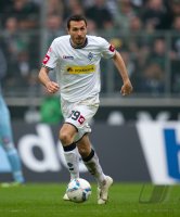 Fussball 1. Bundesliga, Saison 2011/2012: Martin Stranzl  (Borussia Moenchengladbach) Einzelaktion am Ball