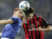 Fussball UCL: Schalke - Mailand, Zweikampf