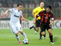 Fussball Champions League  Saison 2010/2011: Mesut OEZIL (li, Real Madrid) gegen Gennaro Gattuson (re, AC Mailand)