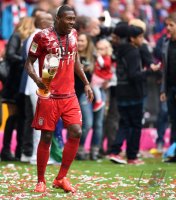 Fussball, 1. Bundesliga  Saison 13/14: Jubel FC Bayern Muenchen mit Schale