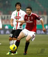 FUSSBALL SERIE A:  Estigarribia Marcelo (li, Juventus Turin) gegen Mark Van Bommel (AC Mailand)