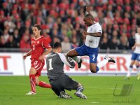 Fussball International EM 2012-Qualifikation: Diego BENAGLIO (li, Schweiz) gegen Jermain DEFOE (re, England)