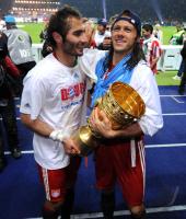 Fussball: DFB Pokal Finale: JUBEL Hamit Altintop, Martin Demichelis (v. li., FCB)