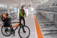 Oberbuergermeister Palmer nimmt die Radgarage am Tuebinger Hauptbahnhof in Betrieb