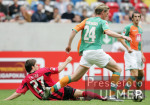 Fussball Ligapokal: Bremen - Leverkusen, Zweikampf
