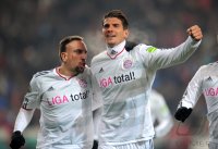 Fussball DFB Pokal, Saison 2011/2012, Viertelfinale: Jubel nach dem Tor zum 0:2 Franck Ribery mit Mario Gomez (v.li, FC Bayern Muenchen)
