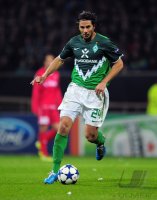 Fussball, Champions League, Saison 2010/2011: Bremen, PIZARRO am Ball