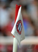 Fussball 1. Bundesliga, Saison 2011/2012:  FC Bayern Muenchen ECKFAHNE mit dem selbst gestickten Emblem