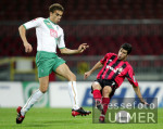 Fussball DFB-Pokal: Bremen - Leverkusen, Zweikampf