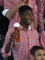 Fussball 1. Bundesliga 14/15: David Alaba (FC Bayern Muenchen) mit Weissbier
