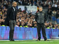 FUSSBALL International  COPA DEL REY  11/12:  Trainer Jose Mourinho (re, Real Madrid) mit Trainer Pep Guardiola (Barca)