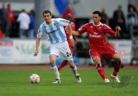 1. Fussball Bundesliga: Florin Lovin (li, 1860 Muenchen) gegen Gojko Kacar (re, HSV)