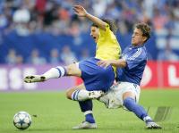 Fussball 1. Bundesliga: Schalke - Berlin, Zweikampf