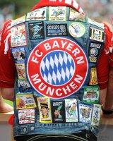 Fussball 1. Bundesliga:  FC Bayern Muenchen Fan mit Kutte