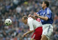 Fussball 1. Bundesliga: FC Schalke 04 - 1.FC Koeln, Zweikampf