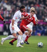 Fussball 1. Bundesliga : Thomas Mueller (re, FCB) gegen Marcelo Bordon (li, Schalke)