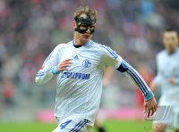 Fussball 1. Bundesliga, Saison 2011/2012: Benedikt Hoewedes (FC Schalke 04) mit Maske