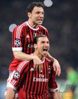 Fussball CHL  Saison 2011/2012: JUBEL mit Mark Van Bommel (li.) Zlatan Ibrahimovic (AC Mailand)