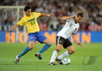 Fussball International  Testspiel:  Paulo GANSO (li, Brasilien) gegen Miroslav KLOSE (re, Deutschland)
