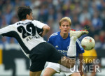 Fussball 1. Bundesliga: Schalke - Frankfurt, Zweikampf mit Moeller