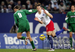 Fussball 1. Bundesliga: Hamburg - Wolfsburg, Zweikampf