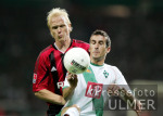 Fussball DFB-Pokal: Bremen - Leverkusen, Zweikampf