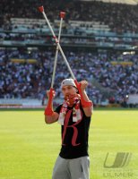 Fussball 1. Bundesliga : JUBEL nach dem Sieg Timo Gebhart (VfB Stuttgart) mit Kruecken