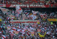 Fussball 1. Bundesliga :  Stuttgart Fankurve mit Fahnen