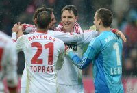 Fussball 1. Bundesliga, Saison 2012/2013: Jubel nach dem Sieg mit Oemer Toprak, Manuel Friedrich, Philipp Wollscheid, Torwart Bernd Leno (v. li., Bayer 04 Leverkusen)