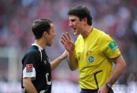 Fussball 1. Bundesliga: Steven Cherundolo (Hannover) mit Schiri Markus Wingenbach