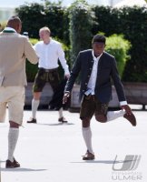 Fussball 1. Bundesliga 15/16: David Alaba (FC Bayern Muenchen) mit Schuhplattler