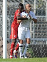 Fussball Regionalliga Sued 2011/2012: Sene Saer  (li, FC Bayern II) gegen Ivan Cosic (Eintracht Frankfurt II)