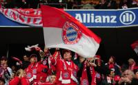 Fussball 1. Bundesliga : Bayern Fan mit Fahne
