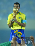 FUSSBALL Weltmeisterschaft  JUBEL;  Brasilien  Cafu mit WM-Pokal