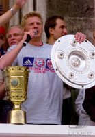 Fussball: Stefan Effenberg jubelt mit der Meisterschale