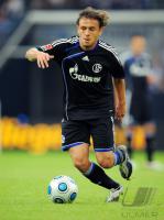 FUSSBALL, T-HOME CUP: Schalke, Rafinha Einzelaktion