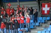 Fussball U21-Europameisterschaft 2011:  Schweiz Fans mit Fahnen auf der Tribuene