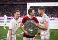 Fussball 1. Bundesliga 24/25: FC Bayern Muenchen feiert die 34. Deutschen Meisterschaft