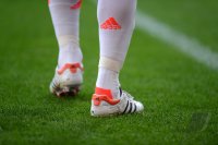 Fussball 1. Bundesliga, Saison 2011/2012: STUTZEN MIT ADIDAS SCHUHEN im neuen Dress