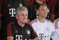Fussball 1. Bundesliga 2010/2011: Torwart Manuel Neuer (FC Bayern Muenchen) und Trainer Jupp Heynckes  (FC Bayern Muenchen)