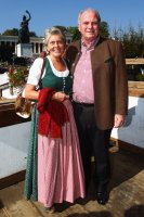 FUSSBALL 1. BUNDESLIGA: Praesident Uli Hoeness mit Frau Susanne (FC Bayern Muenchen)