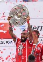 Fussball, 1. Bundesliga  Saison 16/17: Jubel FC Bayern Muenchen mit Schale