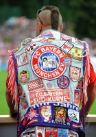 Fussball 1. Bundesliga:  FC Bayern Muenchen Fan mit Kutte