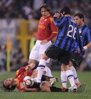 FUSSBALL SERIE A: Luca Toni (AS Rom) gegen Cristian Chivu (Inter)