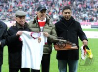 Fussball 1. Bundesliga, Saison 2011/2012: Fan, Franz Beckenbauer mit einem Trikot, Giovanne Elber  (v.li., FC Bayern Muenchen)