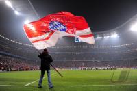 FUSSBALL  International CHL 09/10 : UEBERSICHT der ALLIANZ ARENA mit einem FCB  Fahnentraeger