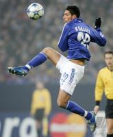 Fussball International: Schalke, KURANYI Einzelaktion am Ball