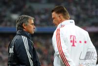 FUSSBALL Testspiel : Trainer Jose Mourinho (li, Real Madrid) mit Trainer Louis van Gaal (re, FC Bayern Muenchen)