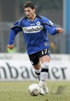 Fussball 1. Bundesliga: Arminia Bielefeld - VfB Stuttgart, Einzelaktion am Ball.